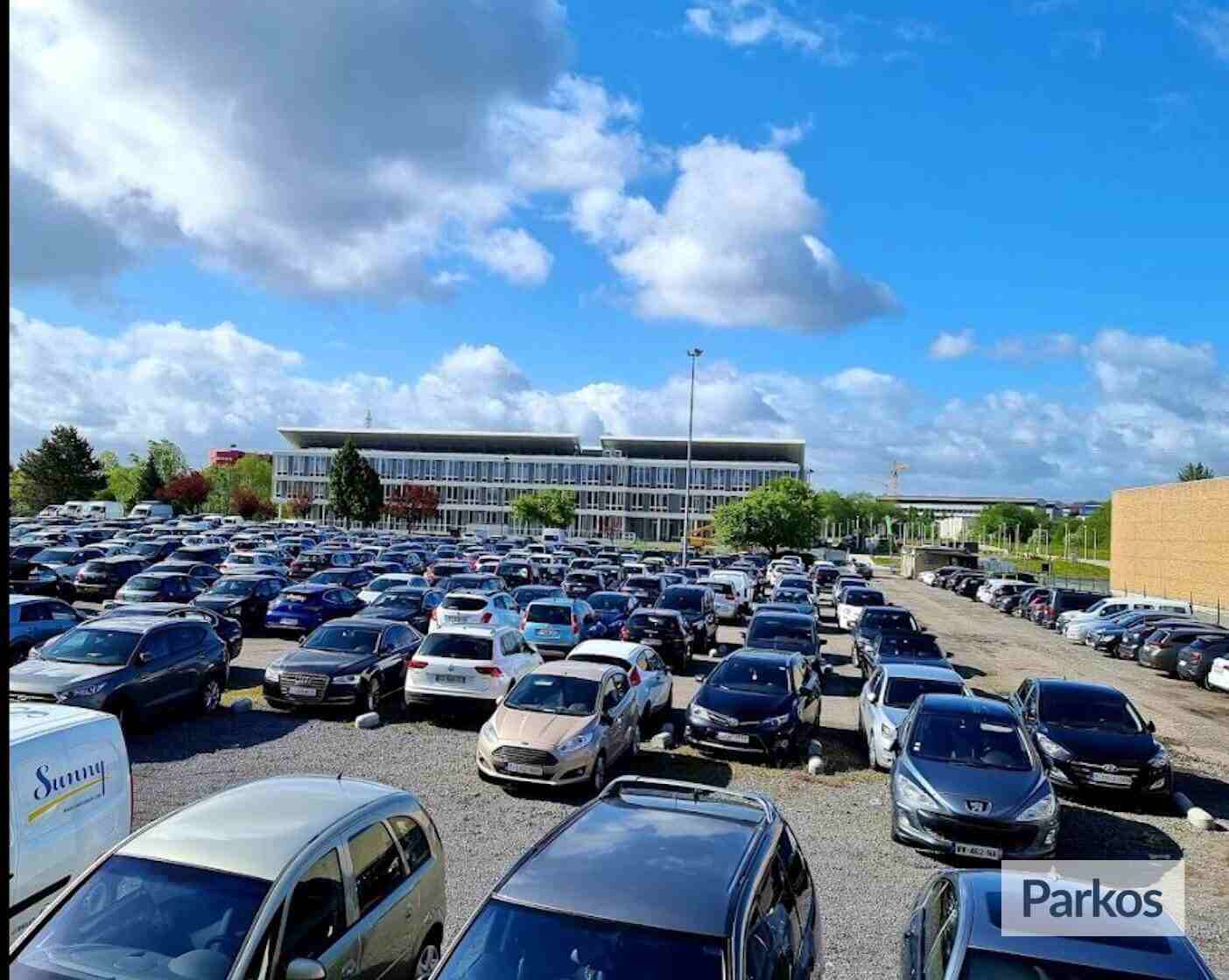 Aeropark Charleroi Low Cost - Parken Flughafen Charleroi - picture 1