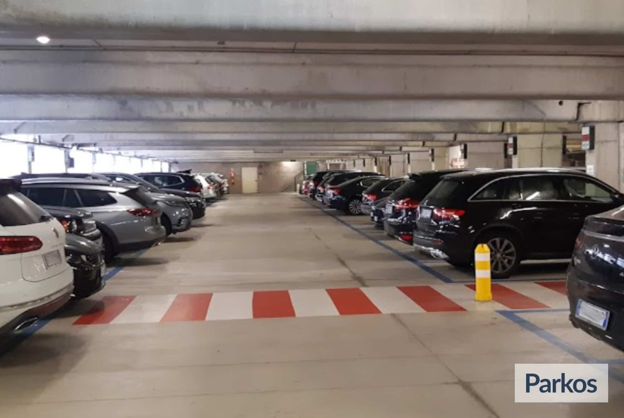 Cartello Parcheggio Privato: "Posto Riservato" – Vietato Parcheggiare! Segnale In Plastica Resistente 30x20 Cm Per Esterno, Facile Da Montare