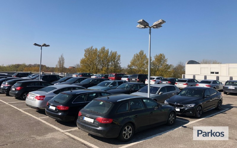 Parking spots Hamburg Airport provider packages - parking fees